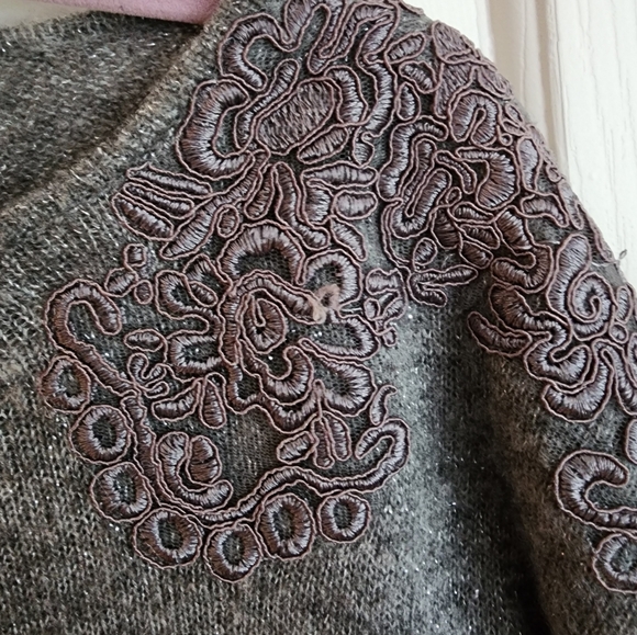 ❄️☃️❄️ Elle embellished sweater. Grey, sz L ☃️❄️☃️ - Picture 5 of 7